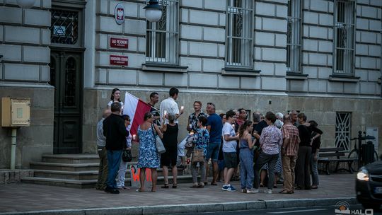 Pod gorlickim sądem zapalono znicze