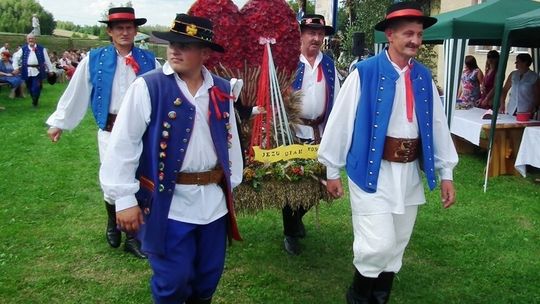 Czas na dożynki. Pierwsze świętowały Dominikowice.