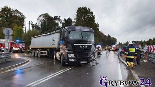 Pięć osób rannych w zderzeniu autobusu z ciężarówką