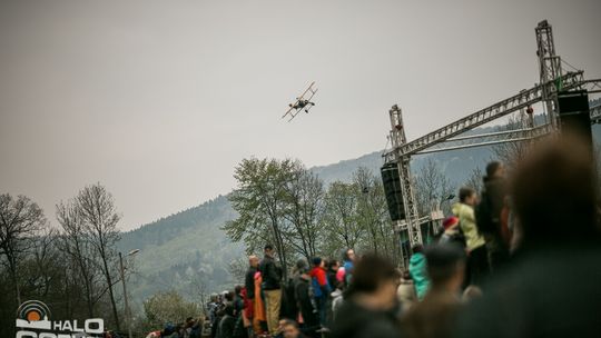 Dym, ogień, wystrzały i samoloty nad Sękową