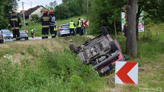 Peugeot na dachu w Rożnowicach (AKTUALIZACJA)