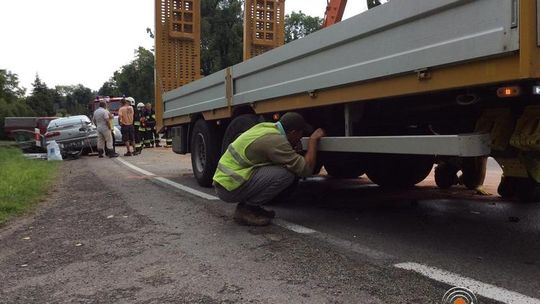 Renault uderzył w naczepę. Trzy osoby ranne/AKTUALIZACJA