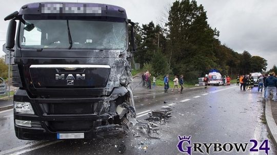 Pięć osób rannych w zderzeniu autobusu z ciężarówką