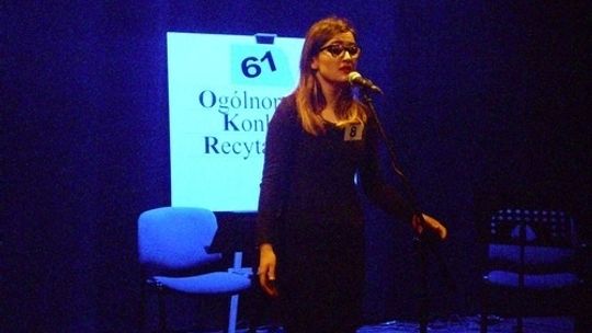 Recytatorzy na scenie Gorlickiego Centrum Kultury