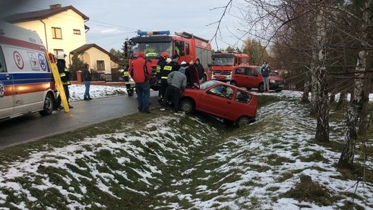 Szklanka na drodze! Kolizja w Kobylance, na Magurze utknęły pojazdy