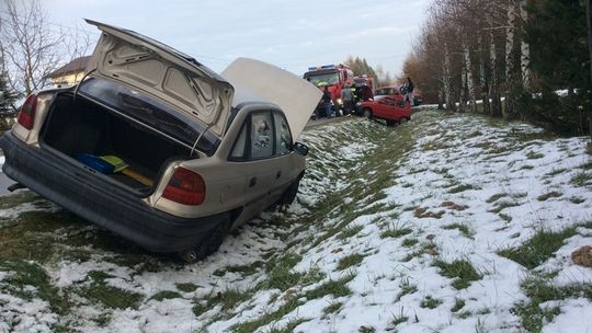 Szklanka na drodze! Kolizja w Kobylance, na Magurze utknęły pojazdy