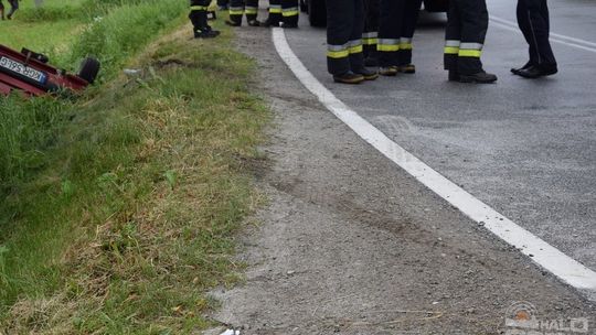 Peugeot na dachu w Rożnowicach (AKTUALIZACJA)