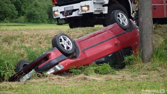 Peugeot na dachu w Rożnowicach (AKTUALIZACJA)