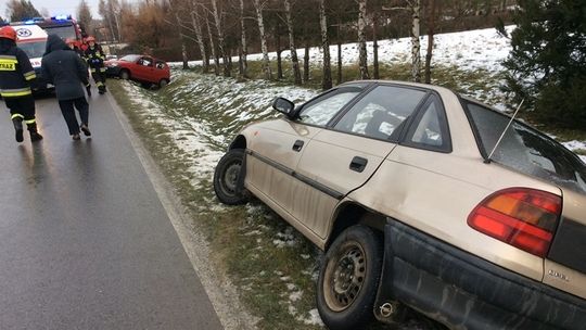 Szklanka na drodze! Kolizja w Kobylance, na Magurze utknęły pojazdy