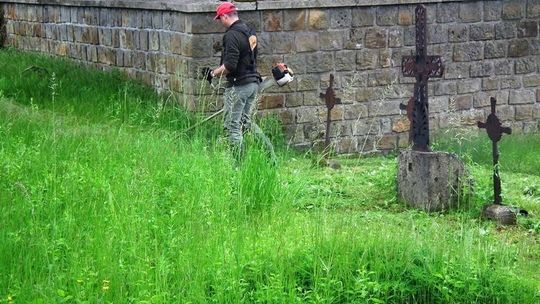 Uporządkowali dwa cmentarze wojenne w Ropicy Górnej