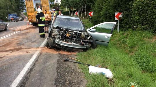 Renault uderzył w naczepę. Trzy osoby ranne/AKTUALIZACJA