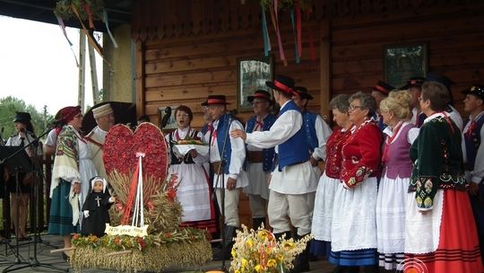 Czas na dożynki. Pierwsze świętowały Dominikowice.