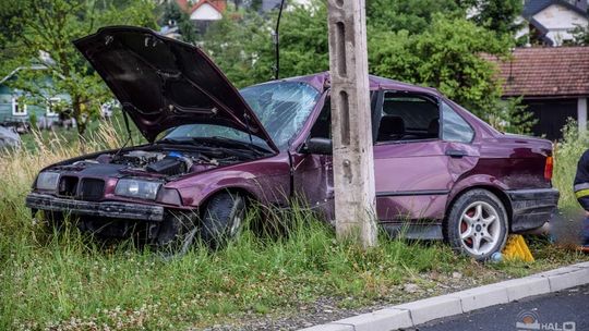 BMW uderzyło w słup