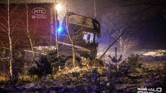 Poważny wypadek na feralnym zakręcie w Łużnej (aktualizacja)