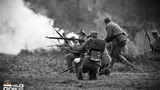 Dym, ogień, wystrzały i samoloty nad Sękową