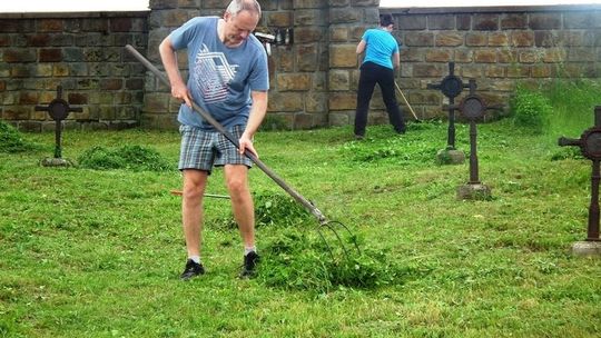 Uporządkowali dwa cmentarze wojenne w Ropicy Górnej