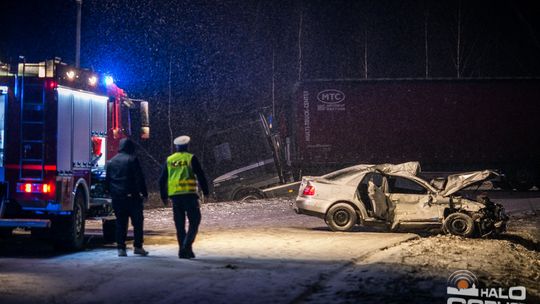 Poważny wypadek na feralnym zakręcie w Łużnej (aktualizacja)