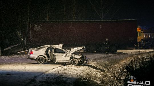 Poważny wypadek na feralnym zakręcie w Łużnej (aktualizacja)