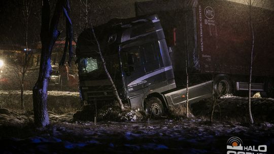 Poważny wypadek na feralnym zakręcie w Łużnej (aktualizacja)