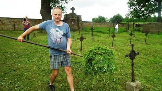 Uporządkowali dwa cmentarze wojenne w Ropicy Górnej