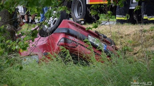 Peugeot na dachu w Rożnowicach (AKTUALIZACJA)