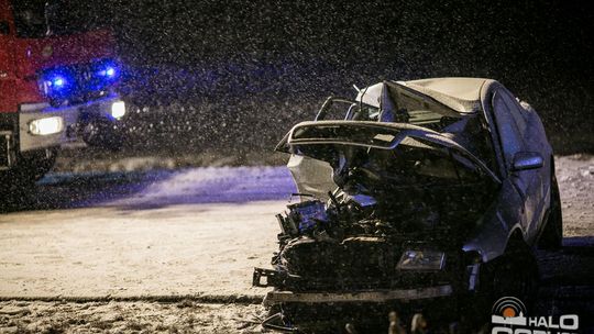 Poważny wypadek na feralnym zakręcie w Łużnej (aktualizacja)