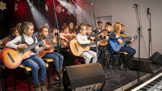 Koncert kolęd na 50 gitar