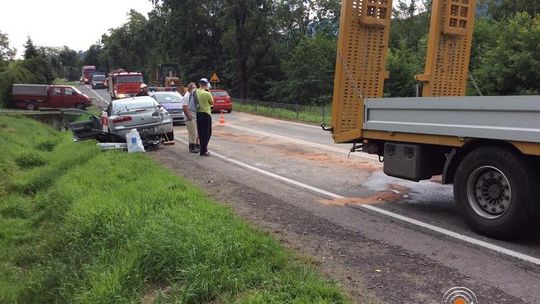 Renault uderzył w naczepę. Trzy osoby ranne/AKTUALIZACJA