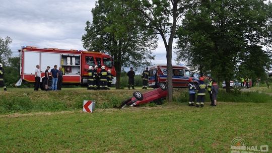 Peugeot na dachu w Rożnowicach (AKTUALIZACJA)