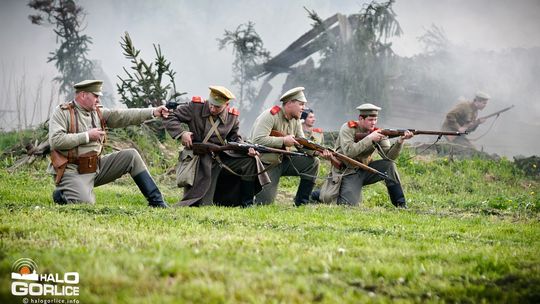 Dym, ogień, wystrzały i samoloty nad Sękową