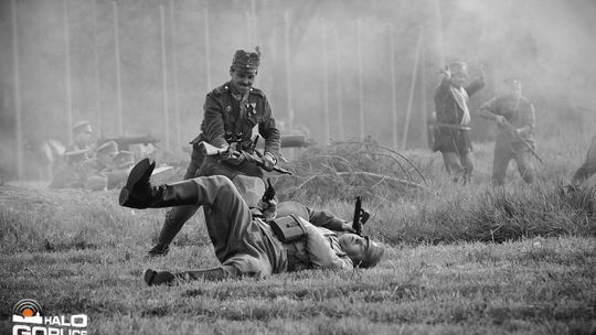 Dym, ogień, wystrzały i samoloty nad Sękową