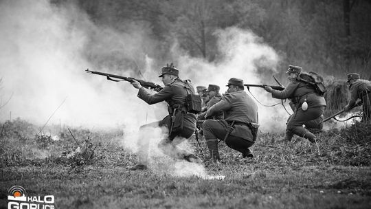 Dym, ogień, wystrzały i samoloty nad Sękową