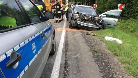 Renault uderzył w naczepę. Trzy osoby ranne/AKTUALIZACJA