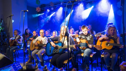 Koncert kolęd na 50 gitar