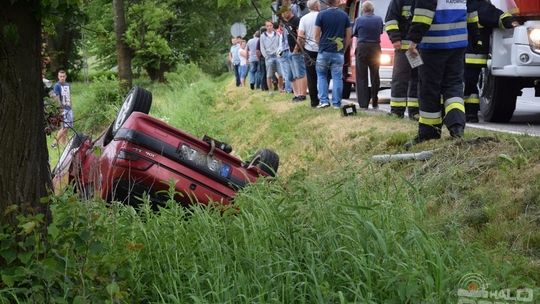 Peugeot na dachu w Rożnowicach (AKTUALIZACJA)