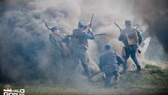 Dym, ogień, wystrzały i samoloty nad Sękową