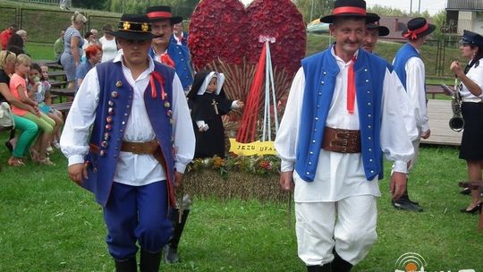 Czas na dożynki. Pierwsze świętowały Dominikowice.