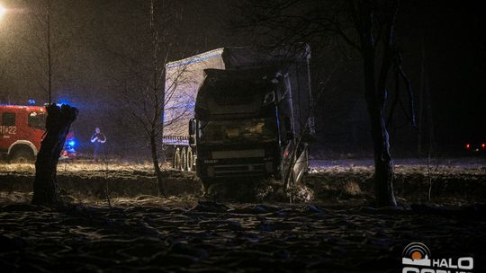 Poważny wypadek na feralnym zakręcie w Łużnej (aktualizacja)