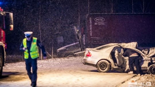 Poważny wypadek na feralnym zakręcie w Łużnej (aktualizacja)