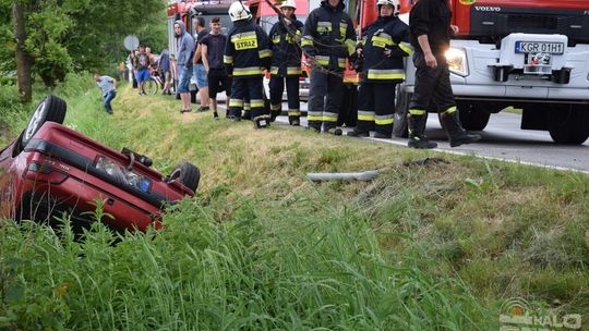 Peugeot na dachu w Rożnowicach (AKTUALIZACJA)