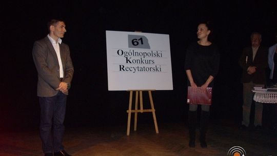 Recytatorzy na scenie Gorlickiego Centrum Kultury