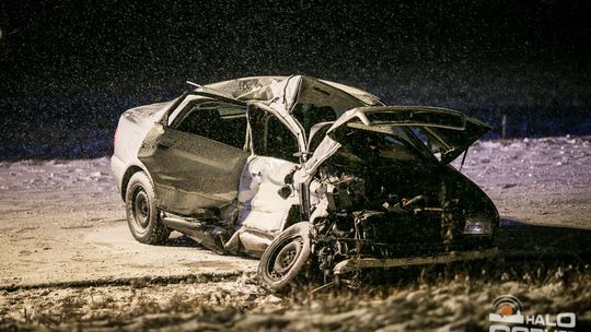 Poważny wypadek na feralnym zakręcie w Łużnej (aktualizacja)