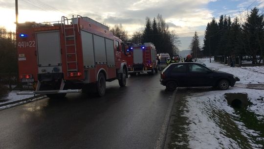 Szklanka na drodze! Kolizja w Kobylance, na Magurze utknęły pojazdy