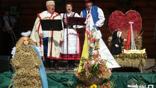 Czas na dożynki. Pierwsze świętowały Dominikowice.