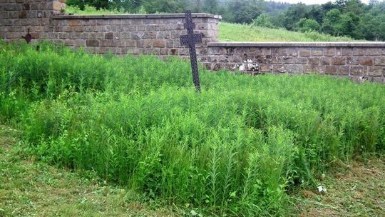 Uporządkowali dwa cmentarze wojenne w Ropicy Górnej