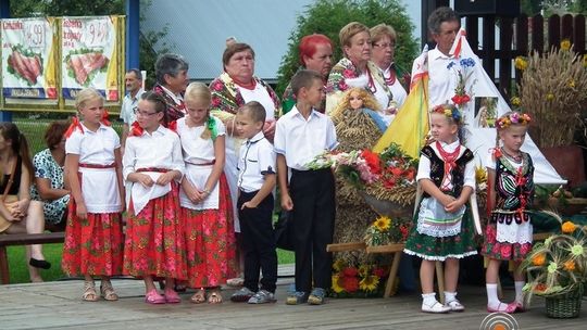 Czas na dożynki. Pierwsze świętowały Dominikowice.