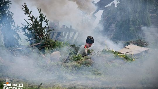 Dym, ogień, wystrzały i samoloty nad Sękową