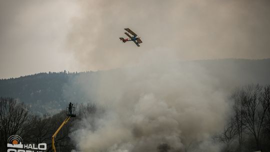 Dym, ogień, wystrzały i samoloty nad Sękową