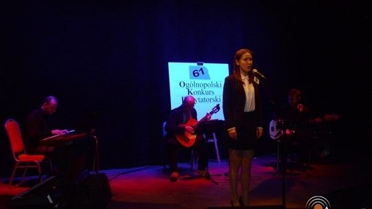 Recytatorzy na scenie Gorlickiego Centrum Kultury