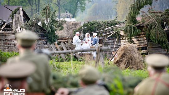 Dym, ogień, wystrzały i samoloty nad Sękową